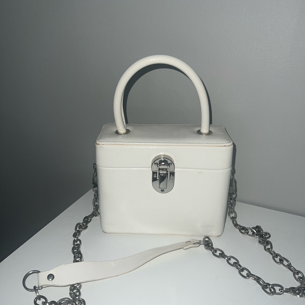 Elegant White Handbag with Chain Strap